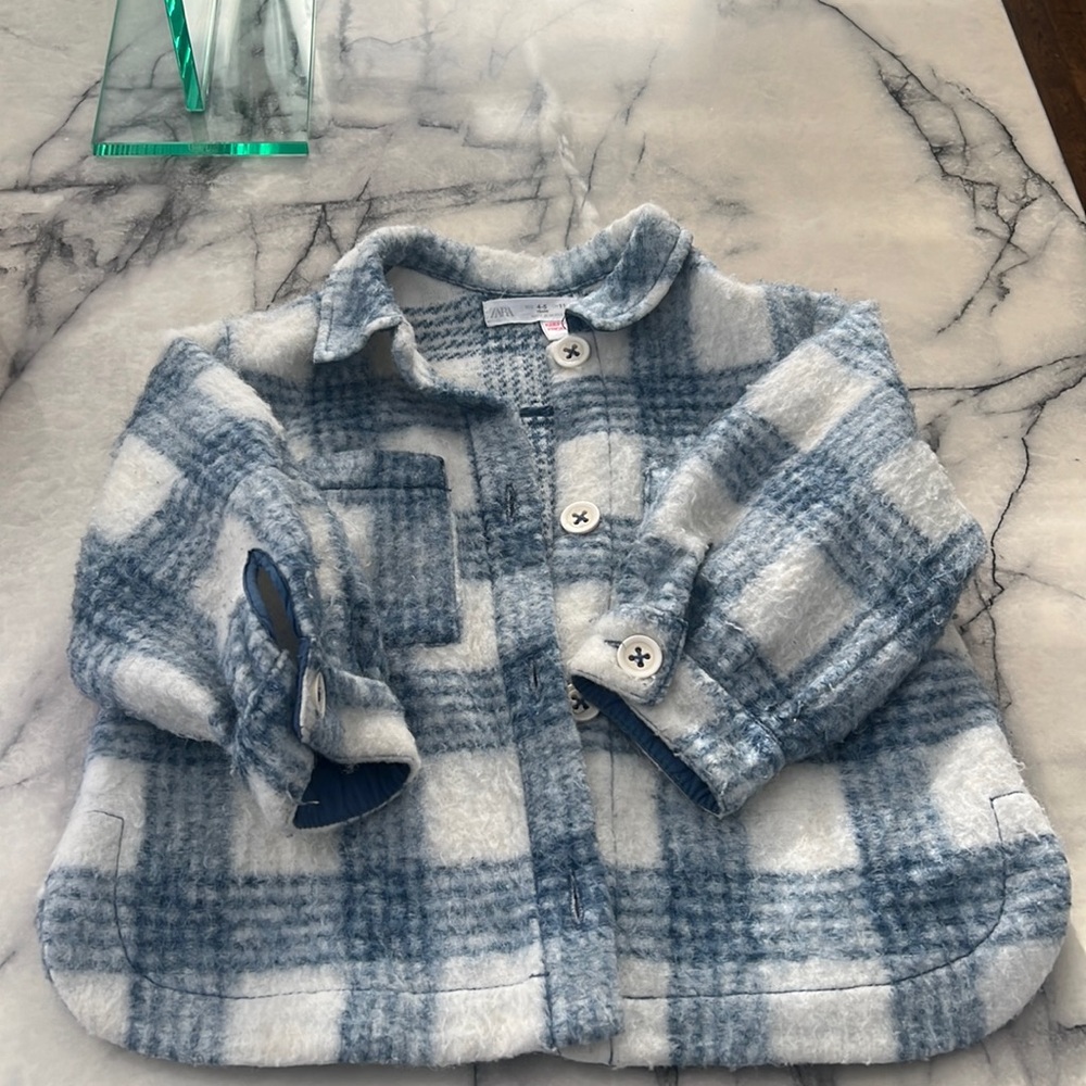 Unisex thick sweater for ages 4-5years old..